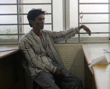 Bẻ khóa xe gặp khóa càng, trộm lộn nhào giữa đường