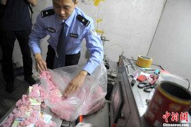 Đột kích cơ sở sản xuất bao cao su giả dưới lòng đất