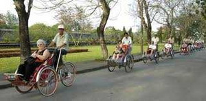 Chê bo ít, xích lô thô lỗ với khách Pháp