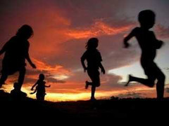 Phẫn nộ hiệu trưởng qua đêm với bốn nữ sinh lớp 6