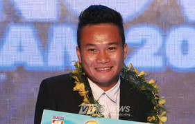 Ronaldo VN: Nghỉ bóng, phụ mẹ bán cháo gà