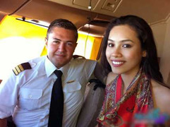 Hoàng My cũng xông vào buồng lái máy bay chụp ảnh