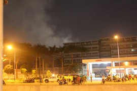 Hàng trăm cảnh sát chữa cháy một công ty ở Sài Gòn