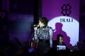 Họa mi Khánh Linh với sinh nhật Trali