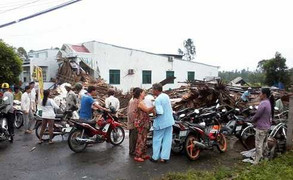 Lốc xoáy hất tung 50 nóc nhà tại Sóc Trăng