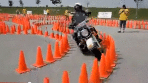 Xem màn biểu diễn siêu đẳng của cảnh sát với môtô