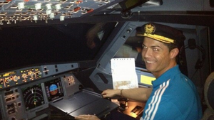 Vào buồng lái chụp ảnh: Ai hơn xa Lý Nhã Kỳ, Hoàng My?