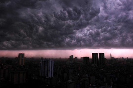 Cơn mưa giông dữ tợn đang trùm lên Hà Nội