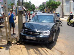 Ô tô không người lái đổ dốc, dân hoảng loạn