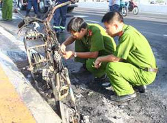 Đà Nẵng: Xe đạp điện cháy dữ dội trên cầu Rồng