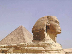 Phá bỏ kim tự tháp 2.000 năm tuổi lấy đá làm đường