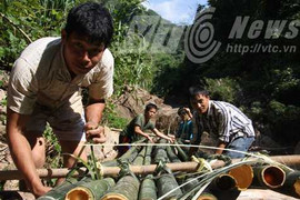 Đóng bè thám hiểm ‘động rắn’ kinh dị ở Pha Luông