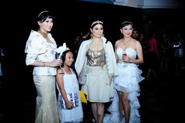 Mẹ chồng Hà Tăng gây choáng với trang phục màu mè