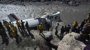 Clip: Máy bay trượt đường băng, 21 người bị thương