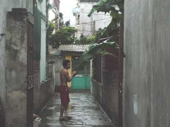 Dân thủ đô ra đường tắm mưa giải nhiệt