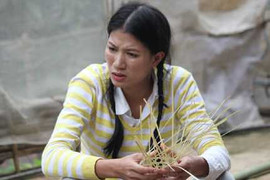 Trang Trần 'bó tay' với việc đan lát