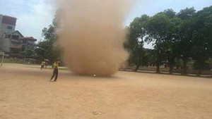 Clip: Cơn lốc xoáy kỳ lạ giữa sân bóng ở Hà Nội