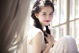 Clip: Ngọc Trinh đẹp dịu dàng trên sàn catwalk