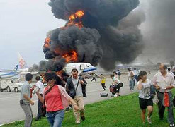 Clip:Boeing bốc cháy ngùn ngụt khi vừa hạ cánh