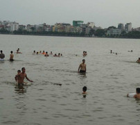 Dân Thủ đô cởi áo 'giải nhiệt' giữa lòng Hồ Tây