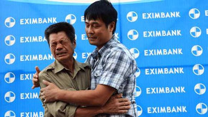 Hữu Thắng rơi lệ bên gia đình nạn nhân chết đuối