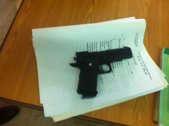 Va quệt xe, rút súng dọa bắn trung tá công an