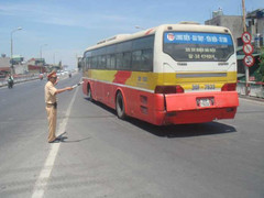 Clip: CSGT Hà Nội chống chọi nắng nóng 40 độ