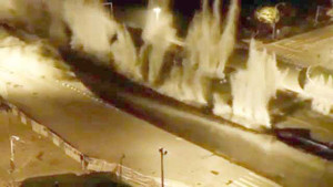 Clip: Cầu cạn 3,5 km bị đánh sập trong nháy mắt