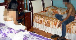 Bắt quả tang 2 nam bán dâm cho nữ