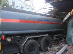 Xe chở hóa chất lao vào nhà dân, 2 người bị thương
