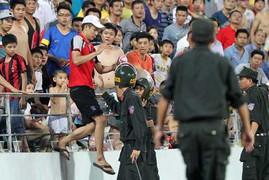 V.Hải Phòng thua đau, CĐV nóng mặt tung ‘đậu bay’