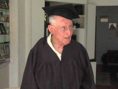 70 tuổi đi học, có 3 bằng thạc sĩ và 1 bằng cử nhân