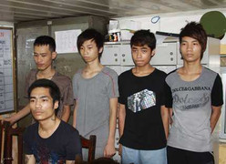 16 tuổi chỉ huy đồng bọn gây ra 10 vụ cướp taxi