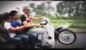 Clip: Gây tai nạn, 'quái xế' bỏ mặc phụ nữ trên đường