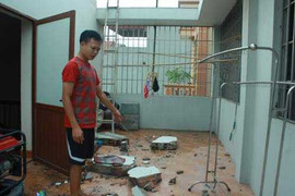 Lốc xoáy thổi bay hàng chục nóc nhà Hà Nội