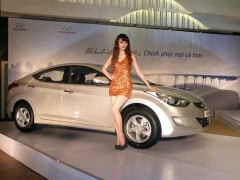 Hyundai Elantra có gì để đấu Toyota Altis tại VN?