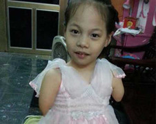 Bé “không tay, không chân” và Nick Vujicic