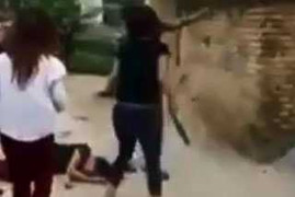 Kinh hoàng cảnh thiếu nữ cầm dao đuổi chém người