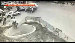 Clip: Bi kịch gã đàn ông tự lao xe máy xuống hố ga