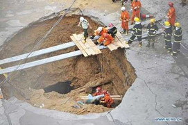 Clip: Hố tử thần 'nuốt chửng' 5 người tại Trung Quốc