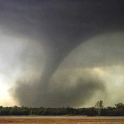 Video: Lốc xoáy dài 5 phút 'tấn công' Thủ đô Hà Nội