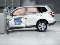 Vừa ra đời, hàng loạt mẫu xe bị 'ném đá' tơi tả