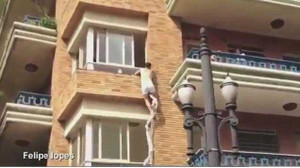 Clip: Cảnh chạy trốn cực hài của gã đàn ông ngoại tình