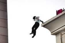 Nhảy lầu tự tử đè chết con gái hàng xóm