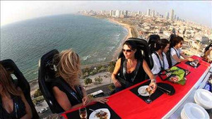 Clip: Lạnh người bữa tối lơ lửng ở độ cao 55m