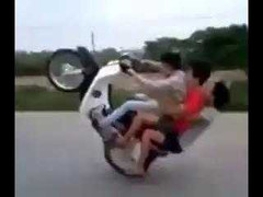 Clip: 'Quái xế' kẹp ba bốc đầu, ngã lộn nhào trên đường