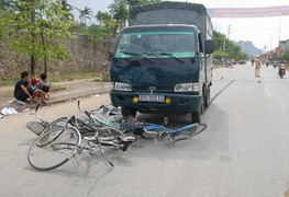 Đi ôn thi bị xe tải đâm, 6 học sinh thương vong