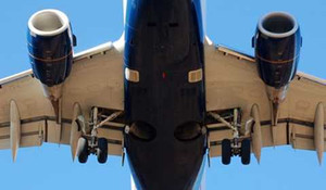 Máy bay Trung Quốc 'rụng cánh' trên không