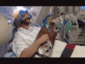 Đang mổ não, bệnh nhân bật dậy chơi guitar