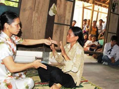 Những cách chữa bệnh kỳ lạ ở Việt Nam